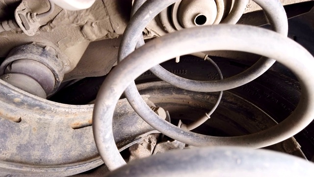 汽车修理厂后车减震器和弹簧损坏。汽车维修车库后车减震器和弹簧损坏视频素材