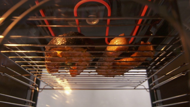 烤鱼排放在烤架上烤制视频下载
