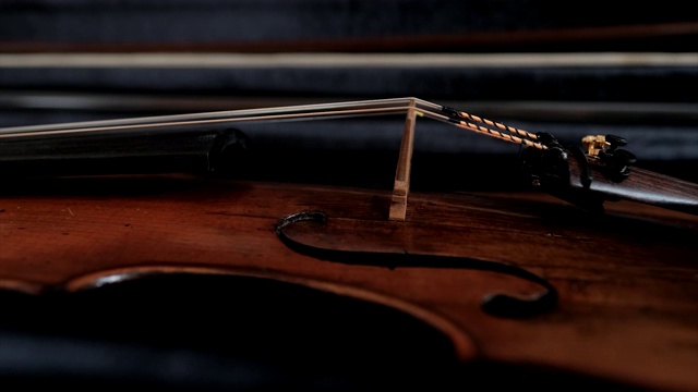 小提琴手把小提琴放在公文包里视频下载
