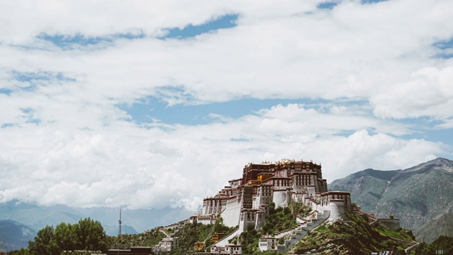 西藏布达拉宫的云朵在天空中流动视频下载