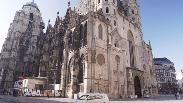 倾斜低角度视角:维也纳，奥地利，欧洲:圣斯蒂芬大教堂或Stephansdom, Stephansplatz在周末视频素材