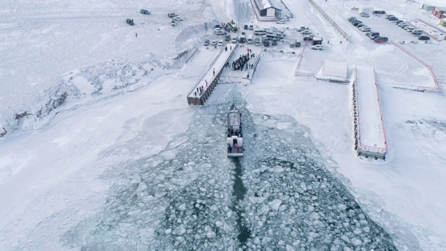 无人机飞过一艘船在冰湖冬季渡轮上留下的痕迹到奥尔洪岛视频素材