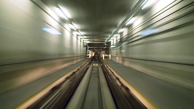 自动列车在隧道中移动，高速现代城市时间流逝视频素材