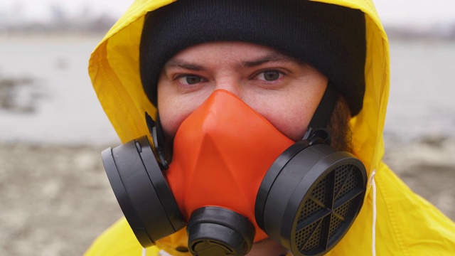 男人在保护面罩呼吸保护。穿防护服的人与病毒感染。环境污染，全球流行病。防毒面具口罩。冠状病毒、COVID-19封锁。视频下载