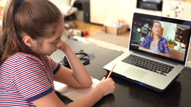 4K少女学习视频在线课程，在家里孤立的家庭视频素材