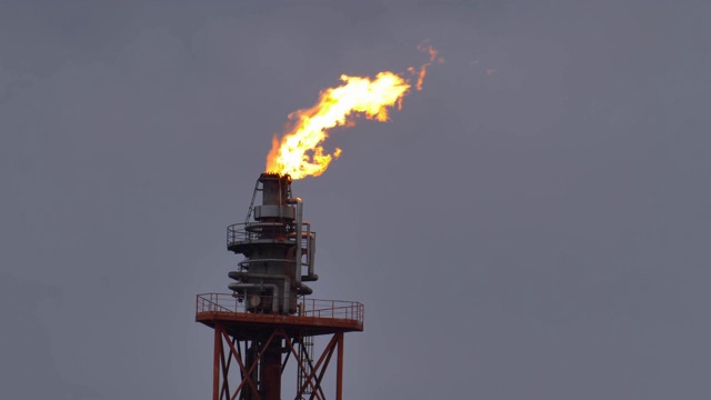 炼油厂燃气火炬烟囱顶部火灾的慢速燃烧视频素材