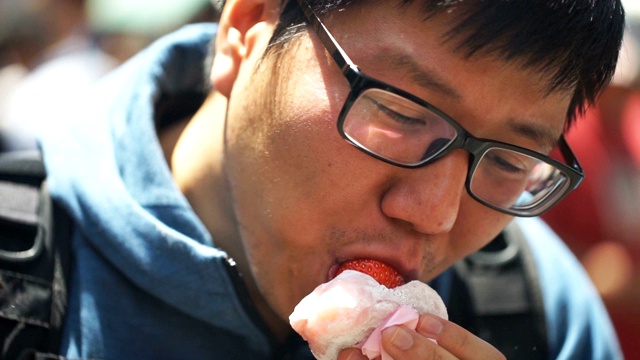 亚洲男子吃日本甜点大福草莓麻糬视频下载