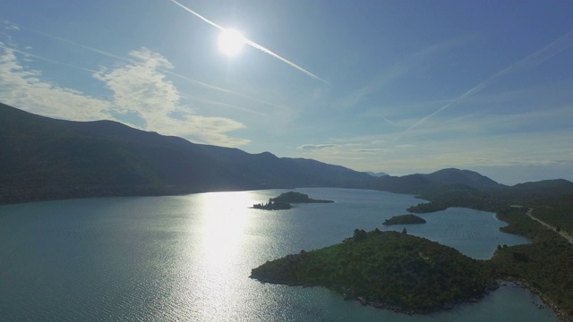 空中平移拍摄美丽的海洋在阳光明媚的一天，无人机正在海上对天空飞行-斯顿，克罗地亚视频下载