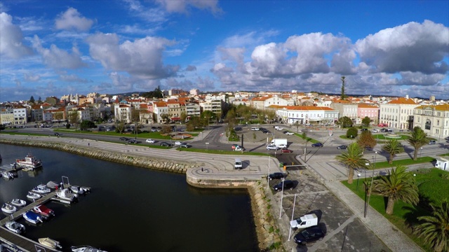 航拍镜头在多云的天空下拍摄城市港口，无人机正从左向右飞行——葡萄牙菲格埃拉达福斯视频下载