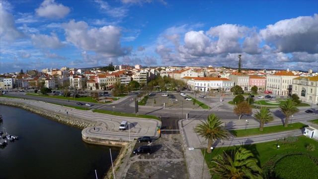 无人机从左向右飞行，葡萄牙菲格埃拉达福兹视频下载