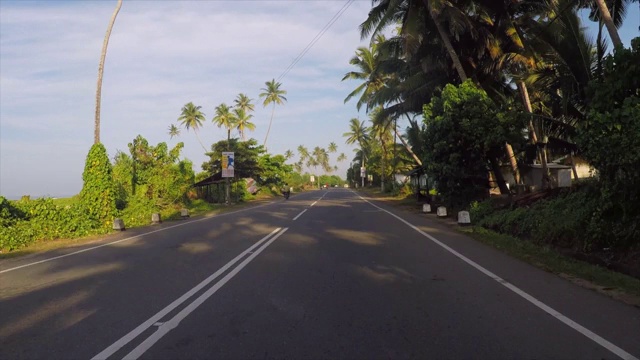 POV时间推移拍摄的车辆和人在街道上对天空-阿鲁甘湾，斯里兰卡视频素材