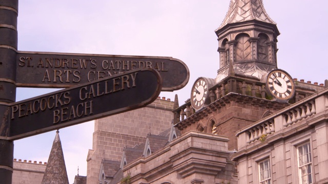 位于苏格兰阿伯丁市的著名博物馆钟楼旁的路标视频素材