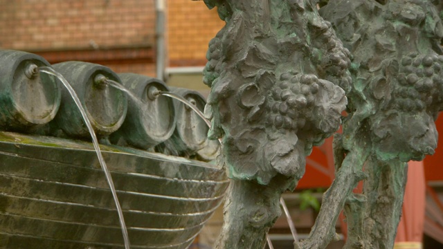 德国法兰克福，喷泉雕塑的特写镜头视频下载