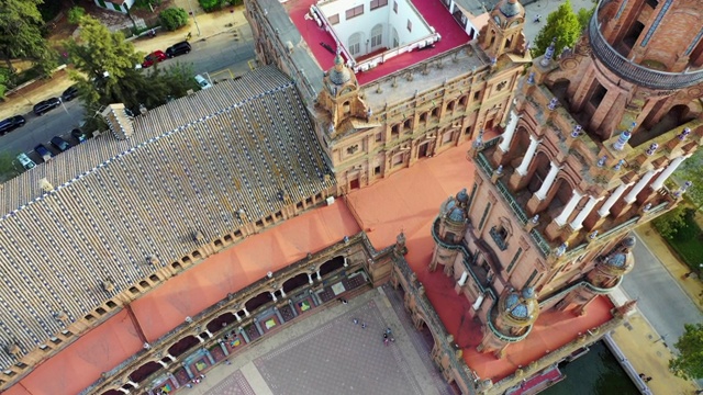 西班牙塞维利亚市著名的西班牙广场塔上的游客航拍，无人机上升到城市街道地标的上空视频素材