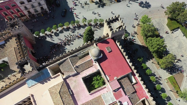 在西班牙塞维利亚市，无人机从游客头顶飞过视频下载