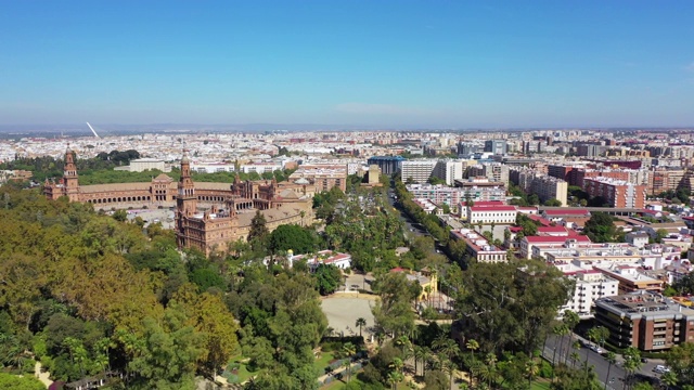 晴空下，航拍城市街道附近的著名广场，晴空下，无人机在建筑物上空飞行——西班牙塞维利亚视频素材