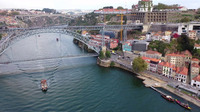 航拍河上的桥梁与天空的建筑物，无人机向前飞行城市-波尔图，葡萄牙视频下载