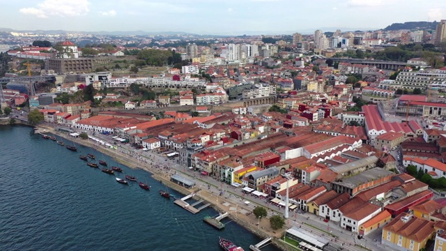 航拍城市景观与河流对天空，无人机飞行附近著名的桥梁和地标-波尔图，葡萄牙视频下载