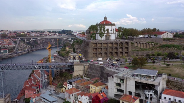 航拍城市河上的一座桥上的地标建筑，无人机在天空中飞过建筑——葡萄牙波尔图视频下载