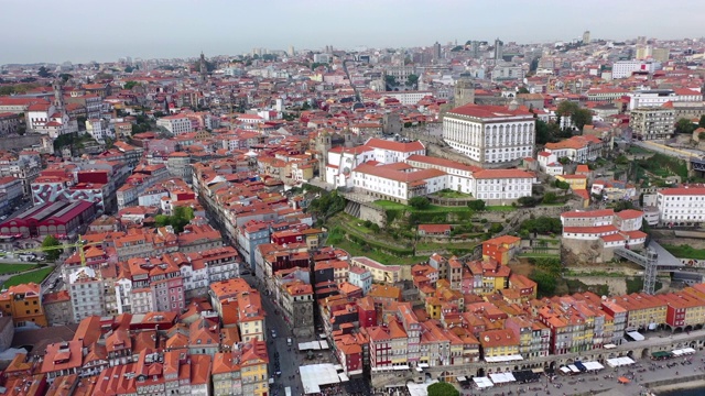 航拍拍摄城市街道与天空的建筑物，无人机飞过桥附近的河流-波尔图，葡萄牙视频下载