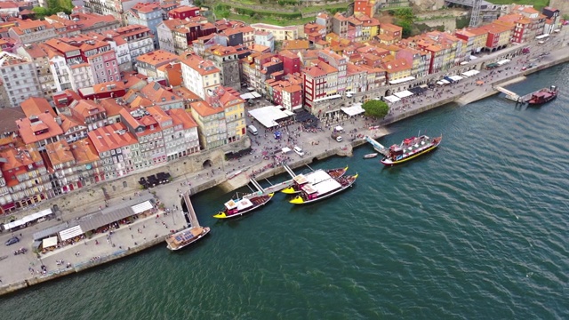 航拍拍摄游客在河边散步和建筑物，无人机飞越城市-波尔图，葡萄牙视频下载