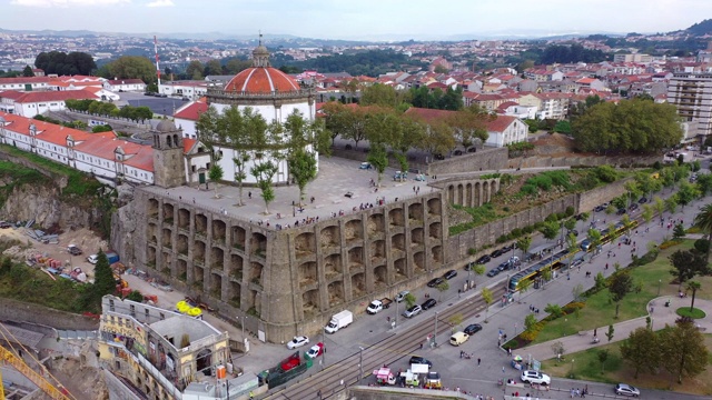 航拍游客在城市桥旁的著名地标，无人机飞过街道的天空——葡萄牙波尔图视频下载