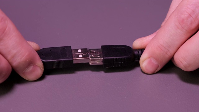 连接USB插头到延长线的人。视频下载