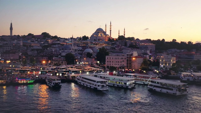 日落无人机视频Süleymaniye清真寺和博斯普鲁斯港视频素材