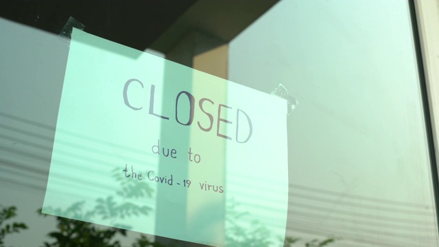 2店铺门上“关门”标志的摄影。视频素材