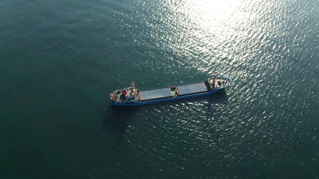 一架无人机飞过一艘空集装箱船视频下载