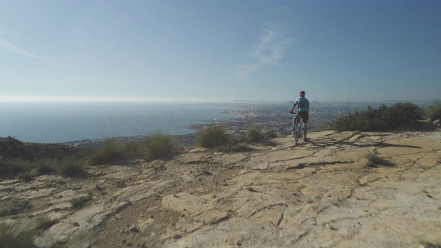 山地摩托车手向阿利坎特海岸望去。视频素材
