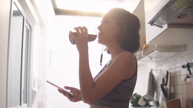 在家锻炼后喝蛋白质奶昔的健康女性视频下载