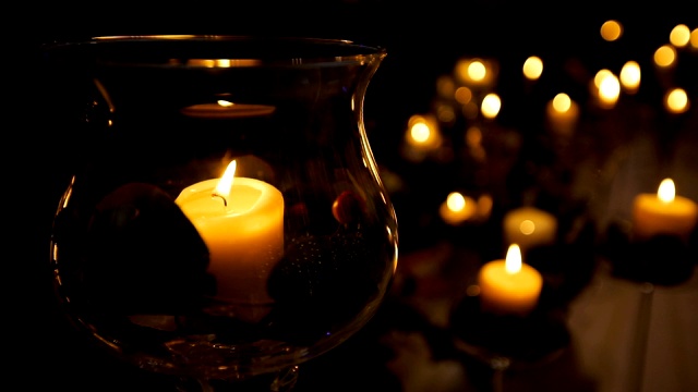 新婚之夜餐桌上装饰的蜡烛视频素材