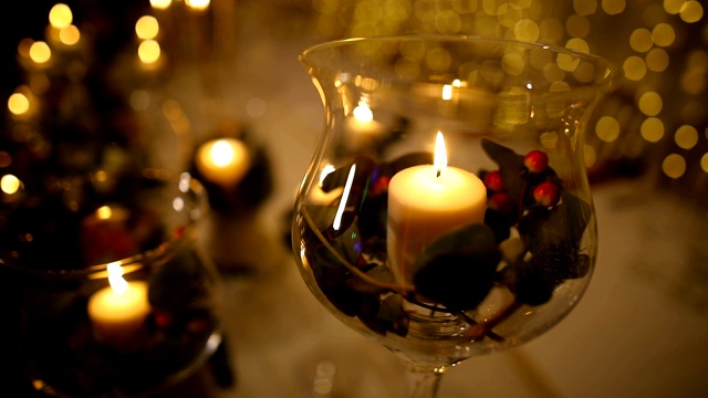 新婚之夜餐桌上装饰的蜡烛视频素材