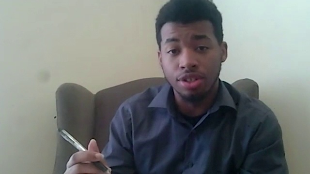 一位在家工作的千禧一代非裔美国人在视频通话中交谈。视频下载