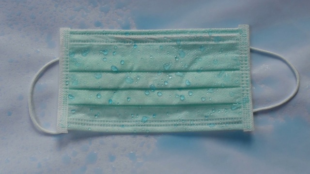 对聚乙烯卫生口罩进行蓝水喷淋试验，结果对防护效果不好视频下载
