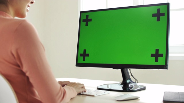 亚洲妇女使用绿色屏幕的电脑视频素材