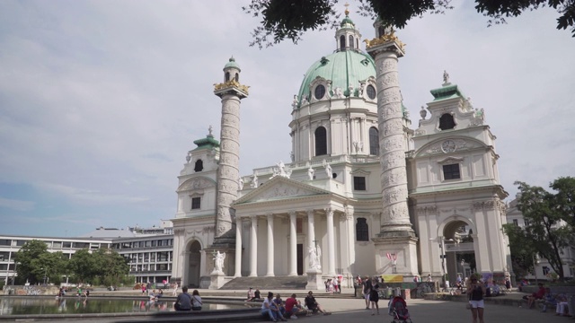 圣查尔斯教堂(Karlskirche)位于维也纳市中心，是一座18世纪的巴洛克风格教堂。视频素材