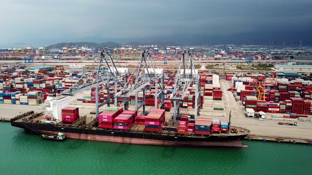 航拍集装箱货运船码头工业港视频素材