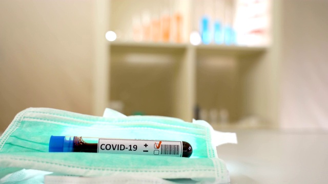 Covid-19阳性的冠状病毒和口罩视频素材