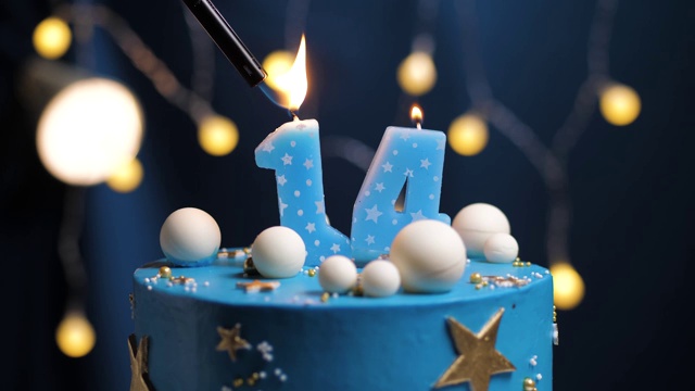 生日蛋糕号14星星天空和月亮概念，蓝色蜡烛是火由打火机然后吹灭。如果需要，在屏幕右侧复制空间。特写和慢动作视频下载