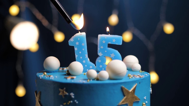 生日蛋糕数15星星天空和月亮概念，蓝色蜡烛是火由打火机然后吹灭。如果需要，在屏幕右侧复制空间。特写和慢动作视频下载