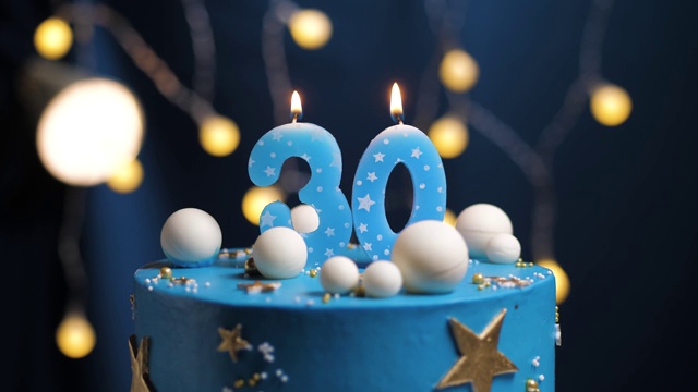 生日蛋糕数字30星星天空和月亮概念，蓝色蜡烛是火由打火机然后吹灭。如果需要，在屏幕右侧复制空间。特写和慢动作视频下载
