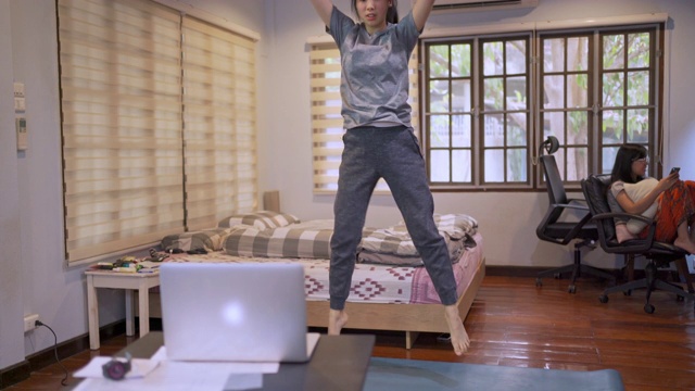 新冠肺炎疫情下，妇女在家做跳跃杰克Hiit运动在线培训课程视频购买