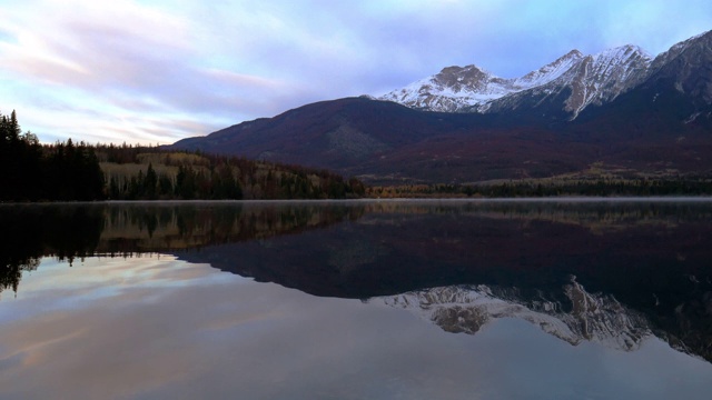 金字塔湖反射湖在贾斯珀国家apark，加拿大阿尔伯塔省视频素材
