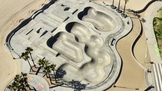 洛杉矶的隔离检疫，航拍威尼斯海滩的空荡滑板公园视频下载