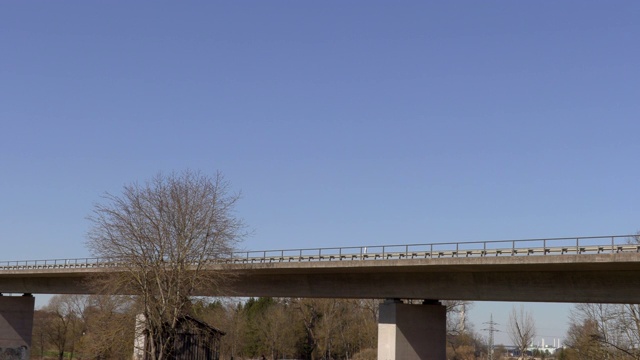 汽车行驶在高桥的底部视图视频下载