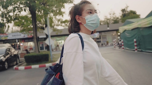 亚洲妇女用口罩保护免受空气污染视频素材