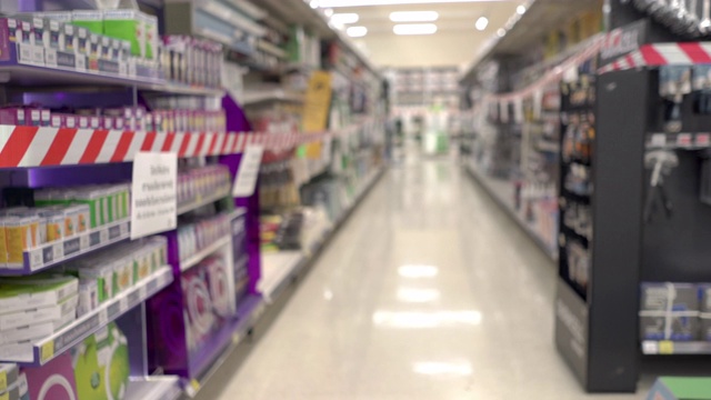 在新冠肺炎大流行封锁期间，超市购物视频素材