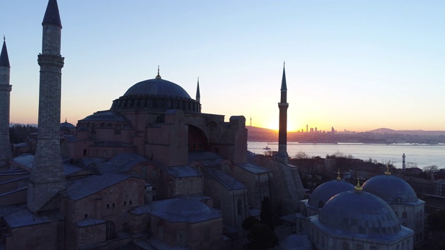 黎明时分，无人机拍摄的伊斯坦布尔圣索菲亚博物馆和蓝色清真寺视频下载